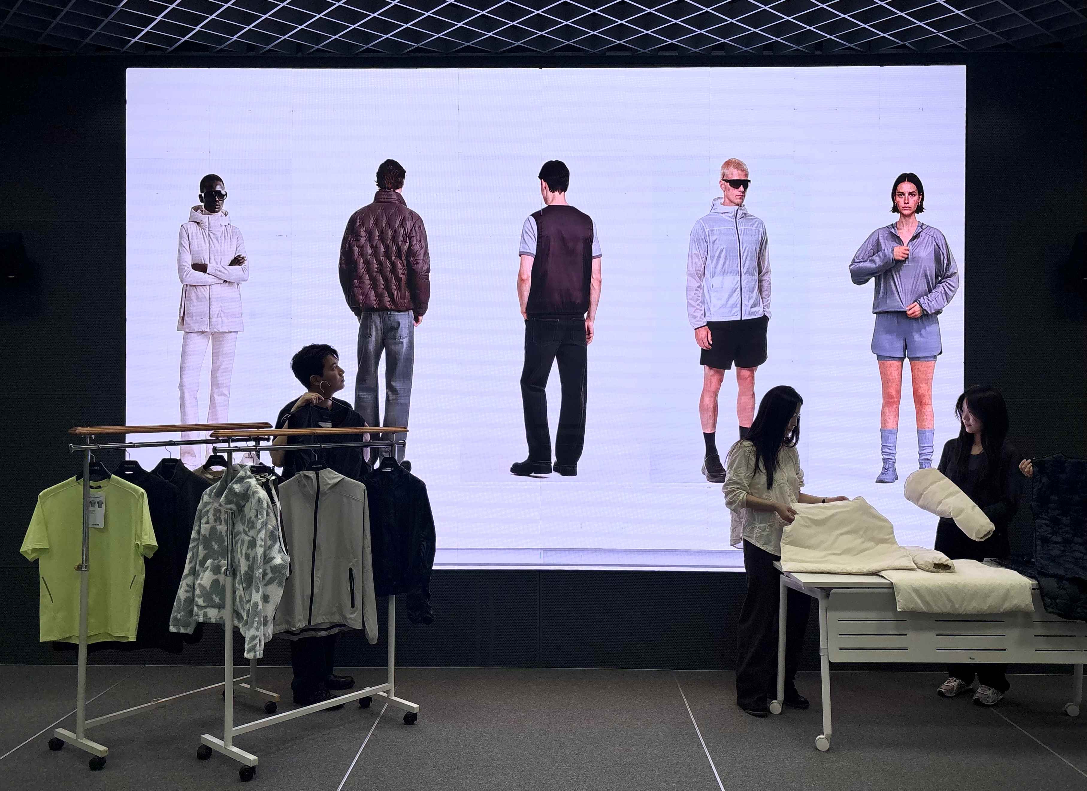 “AI로 질감·실루엣까지 그대로 구현”…영원무역, 3D 컬렉션 쇼 진행